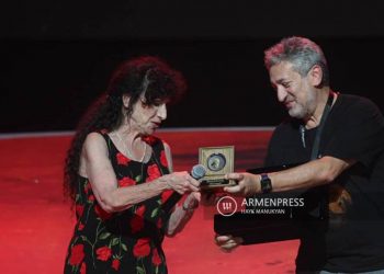 Американская поэтесса Диана Акерман получила медаль имени Стивена Хокинга