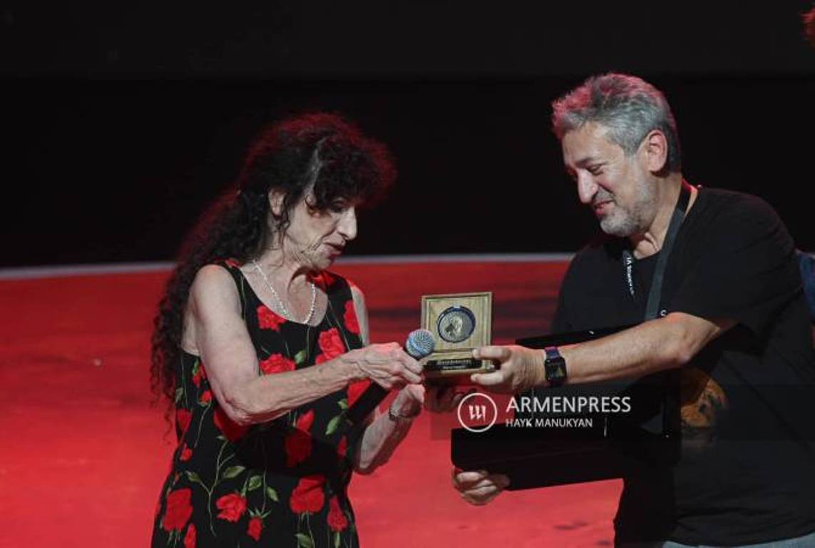 Американская поэтесса Диана Акерман получила медаль имени Стивена Хокинга