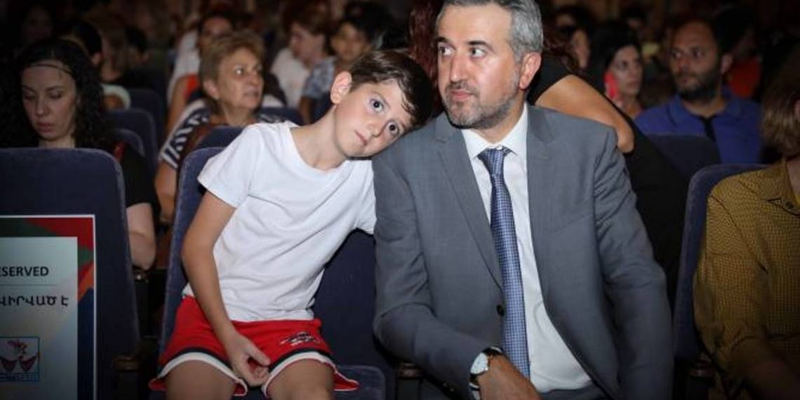 Фестиваль инклюзивного музыкального искусства «Бок о бок» — это отчет о проделанной за год работе: Ара Хзмалян