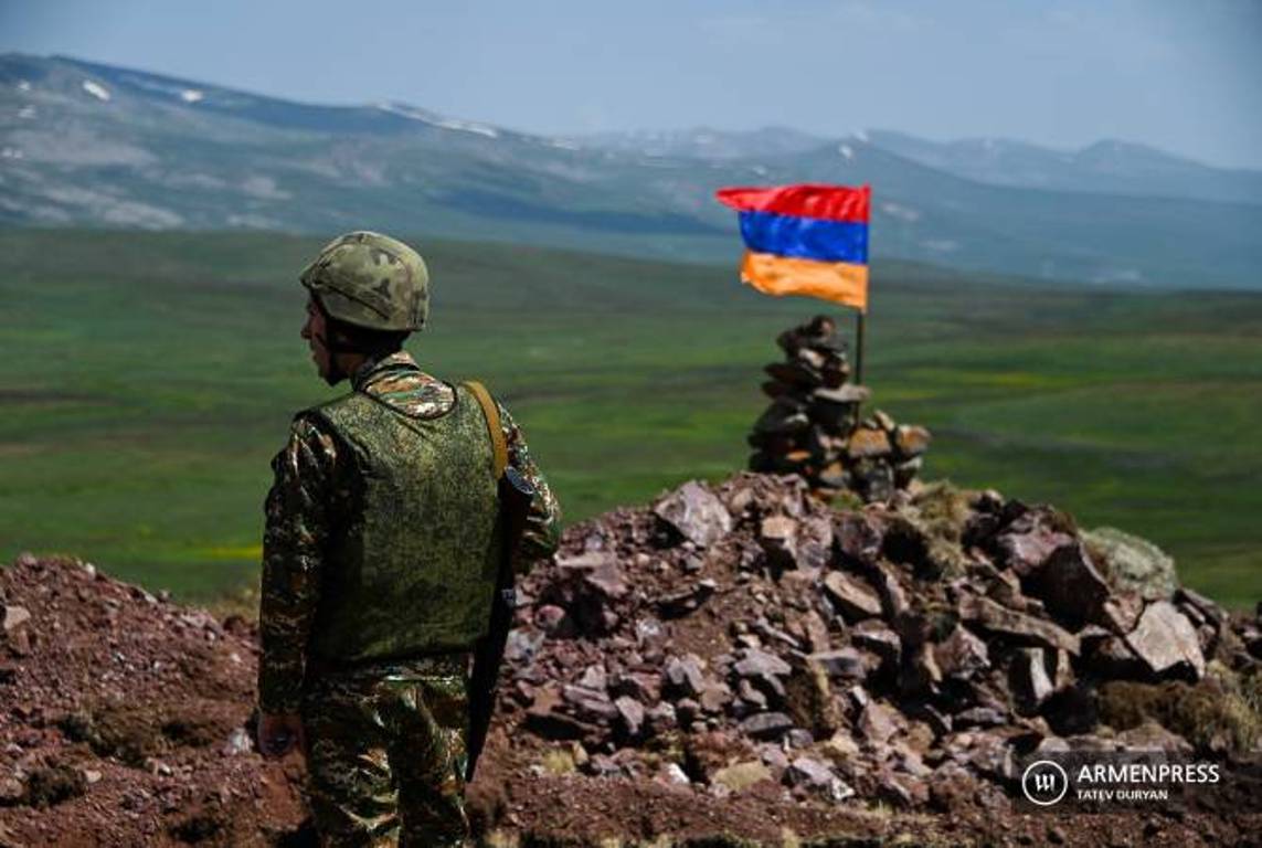 Азербайджан открыл огонь по армянским позициям