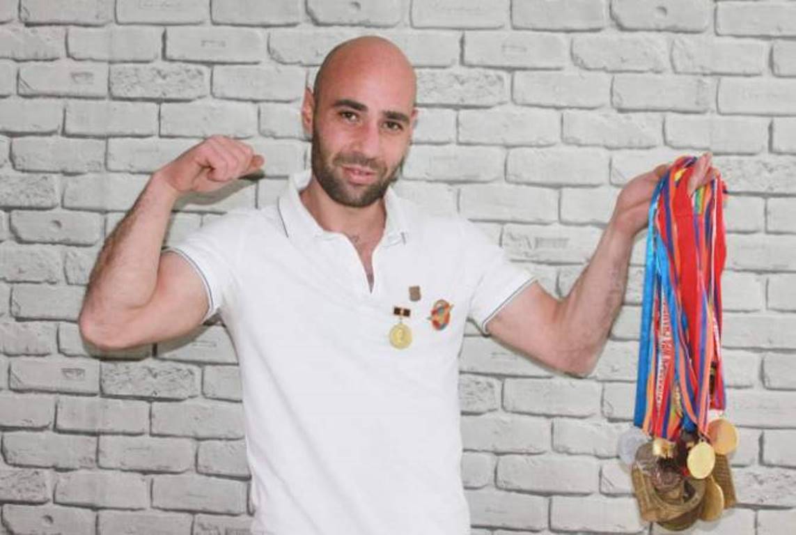 Двукратный чемпион мира по силовому триатлону Вараздат Акопян зарегистрировал в Книге силачей рекорды в баскетболе