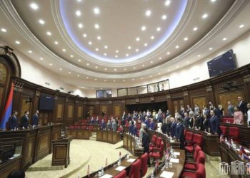 Парламент Армении минутой молчания почтил память жертв нападения Азербайджана