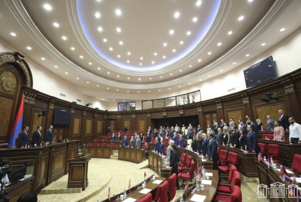 Парламент Армении минутой молчания почтил память жертв нападения Азербайджана