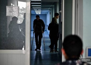 Ранения получили три гражданских лица: состояние одного оценивается как тяжелое, двоих — как удовлетворительное