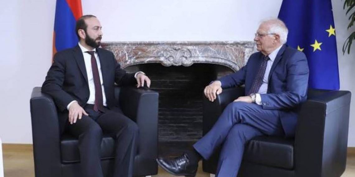 Мирзоян в беседе с Боррелем подчеркнул необходимость адресной реакции международного сообщества на действия Азербайджана