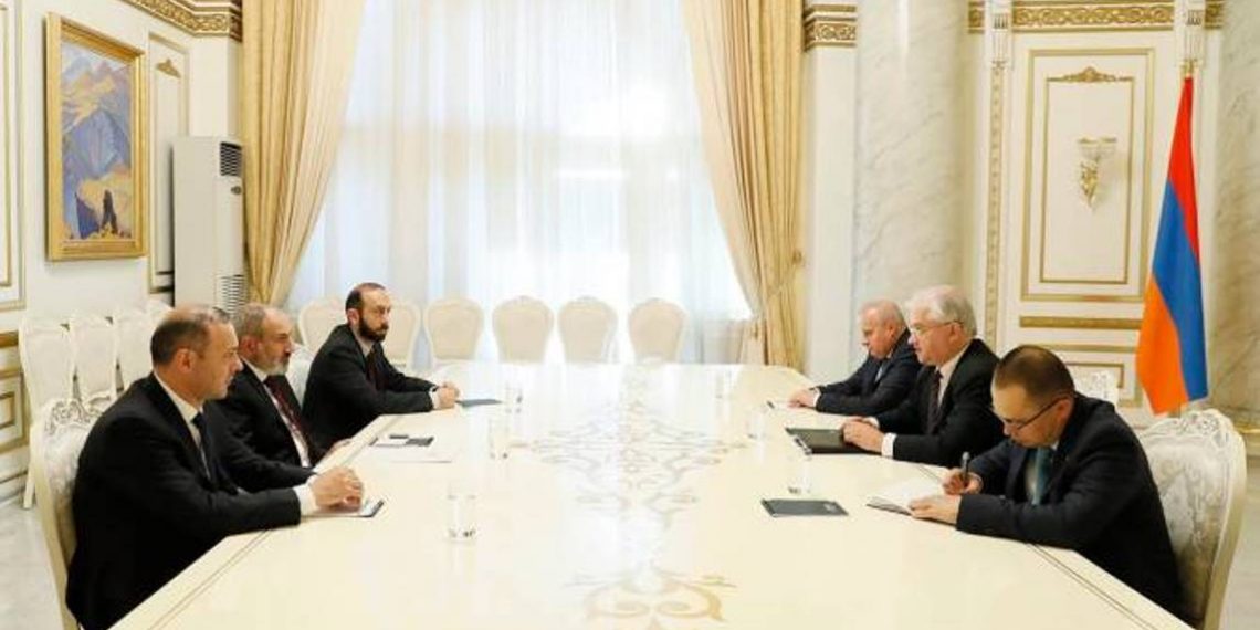 Премьер-министр Пашинян принял российского сопредседателя Минской группы ОБСЕ Игоря Ховаева