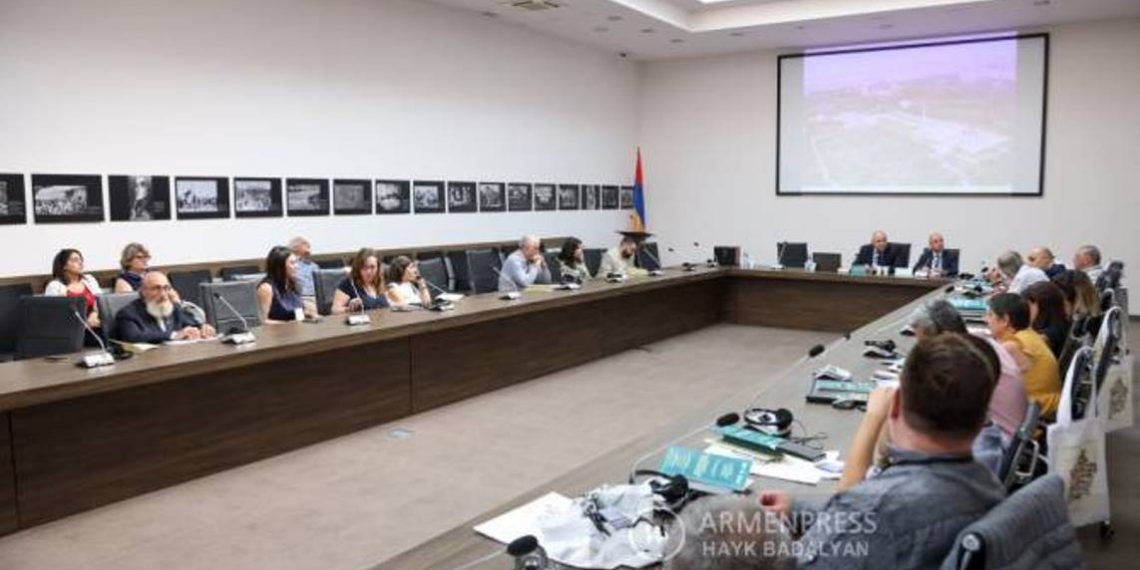 Началась международная научная конференция, посвященная 100-летию резни армян и греков Смирны