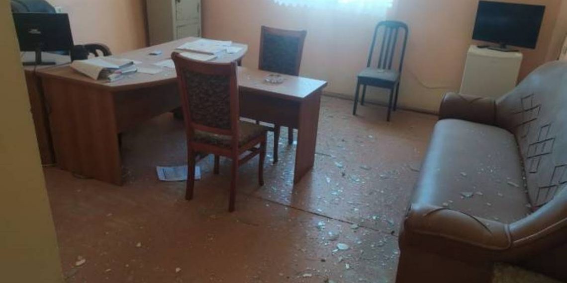 В результате артиллерийского обстрела Азербайджана повреждено здание администрации общины Сотк