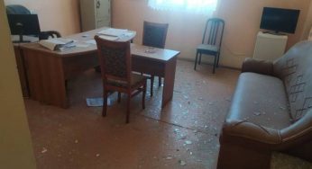 В результате артиллерийского обстрела Азербайджана повреждено здание администрации общины Сотк