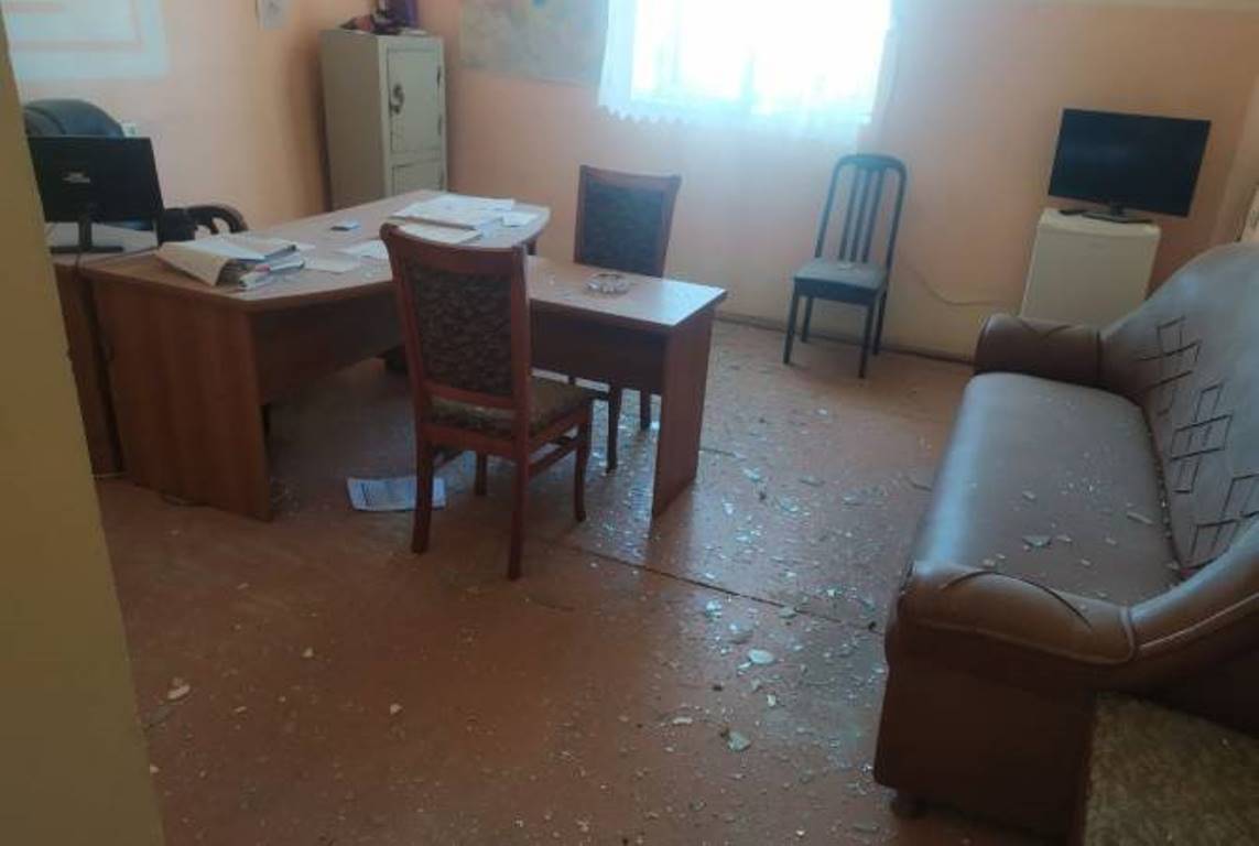 В результате артиллерийского обстрела Азербайджана повреждено здание администрации общины Сотк