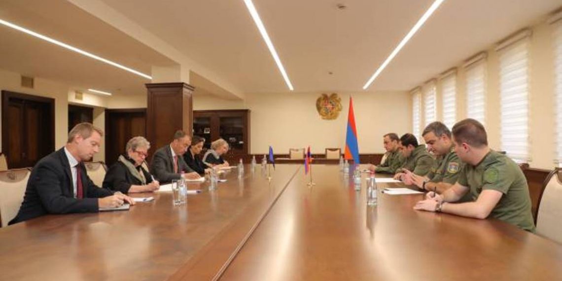 Министр обороны Армении представил Тойво Клаару ситуацию, создавшуюся вследствие агрессии Азербайджана