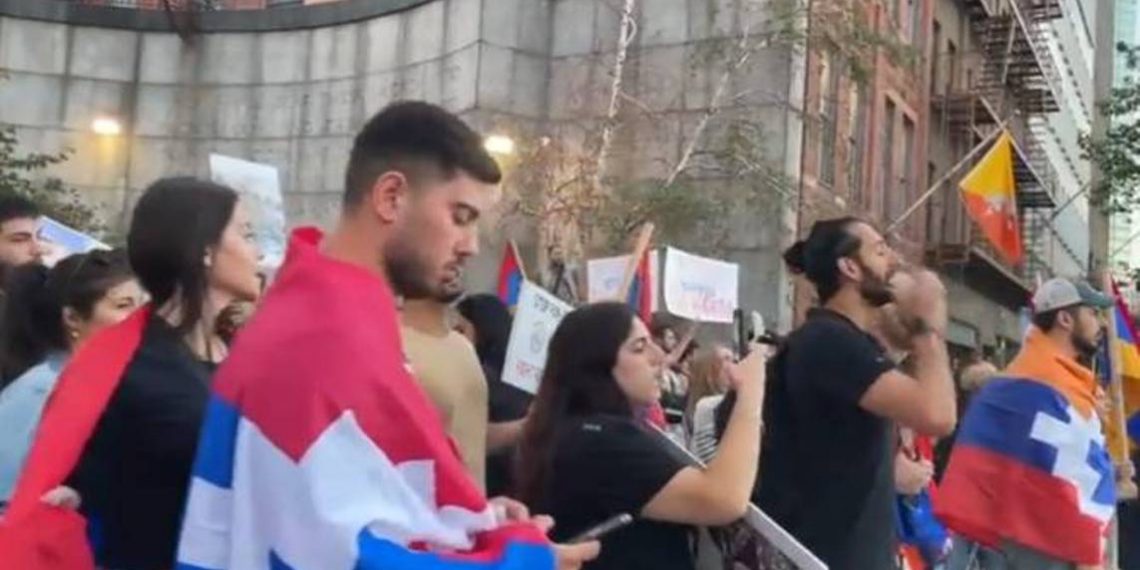Армяне Америки провели акцию протеста у представительств Азербайджана и Турции в Нью-Йорке