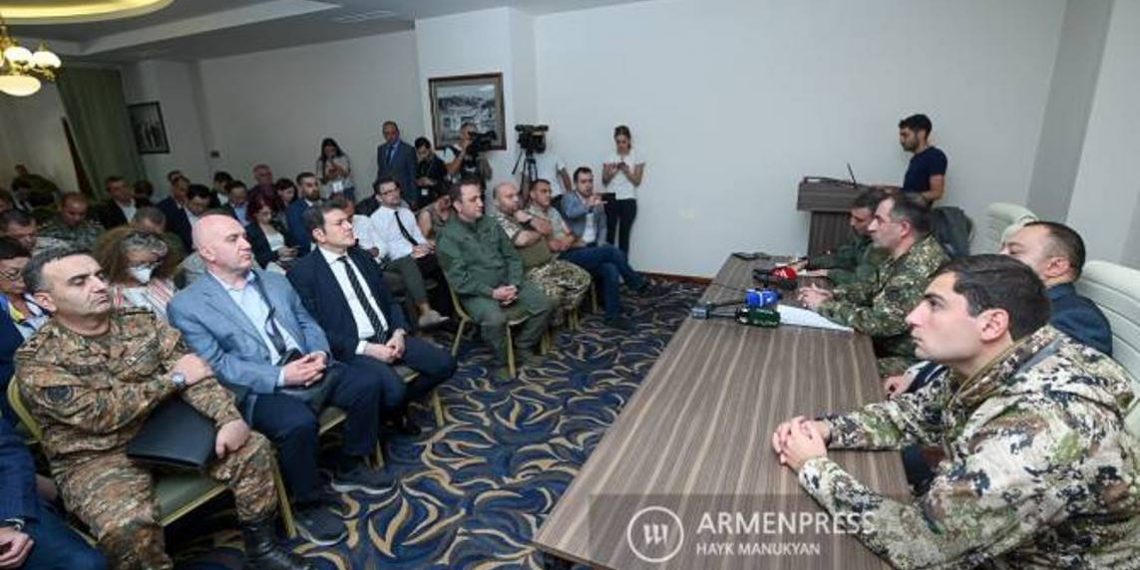 Некоторые азербайджанские группы, проникшие на территорию Армении, находятся в окружении подразделений ВС Армении: начальник ГШ