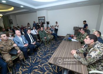 Некоторые азербайджанские группы, проникшие на территорию Армении, находятся в окружении подразделений ВС Армении: начальник ГШ