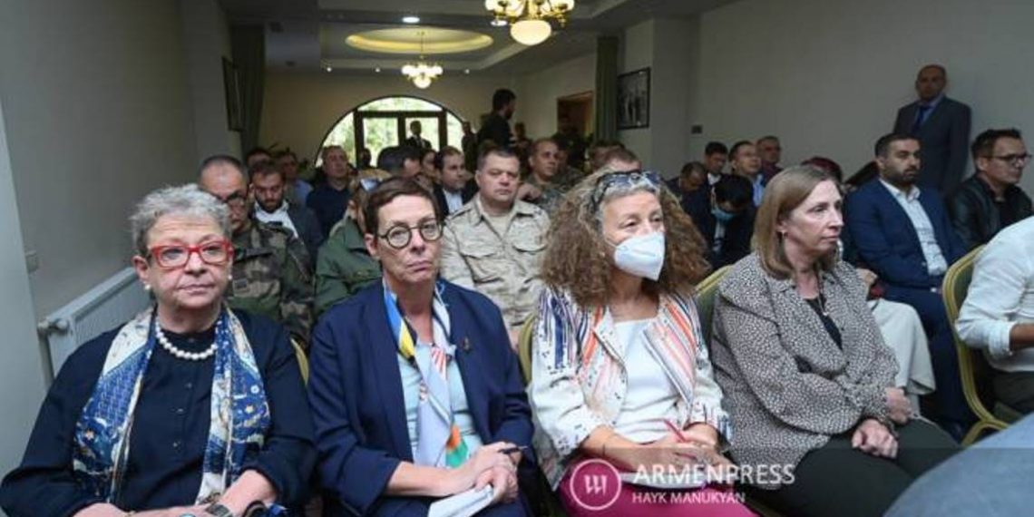 Отрубили женщине пальцы, ноги, раздели ее: Начальник Генштаба представил послам зверства азербайджанцев