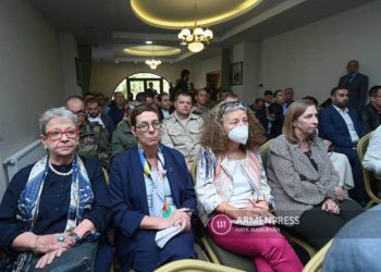 Отрубили женщине пальцы, ноги, раздели ее: Начальник Генштаба представил послам зверства азербайджанцев