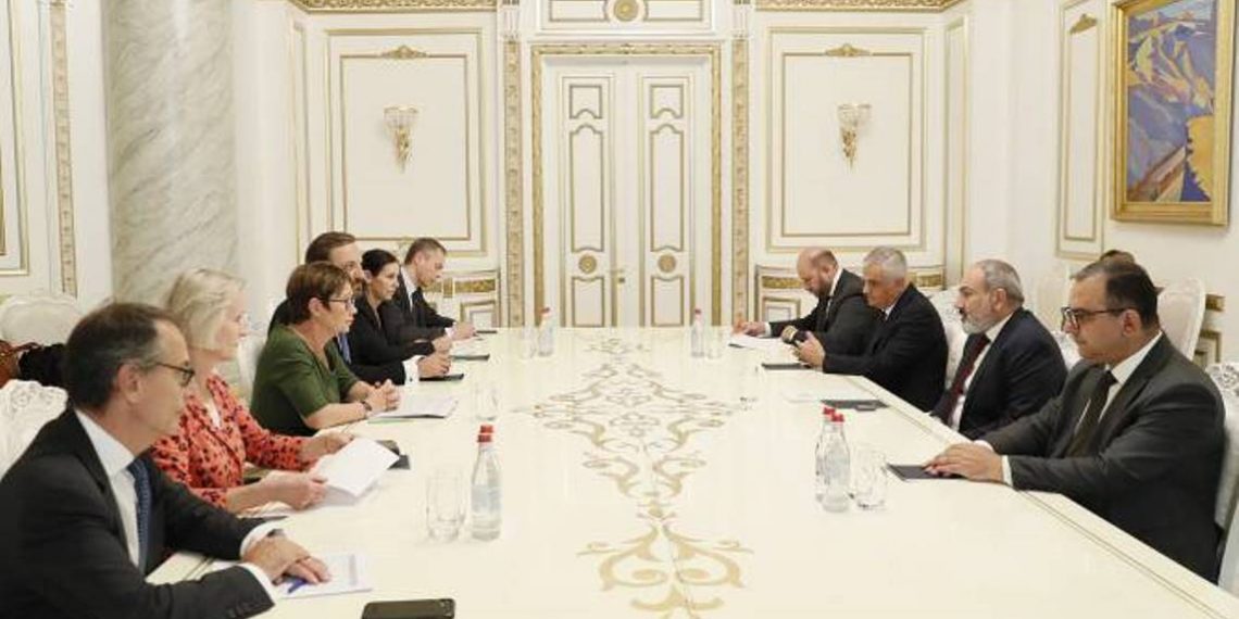 Премьер-министр Пашинян принял президента ЕБРР Одиль Рено-Бассо