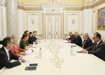 Премьер-министр Пашинян принял президента ЕБРР Одиль Рено-Бассо