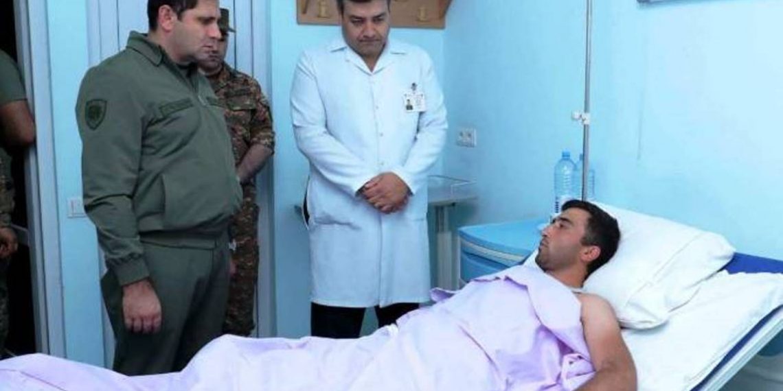 Сурен Папикян навестил раненых военнослужащих