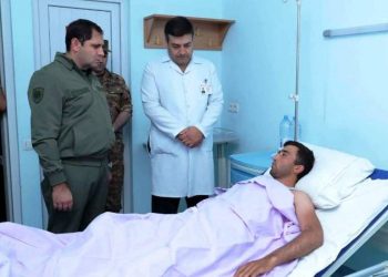 Сурен Папикян навестил раненых военнослужащих