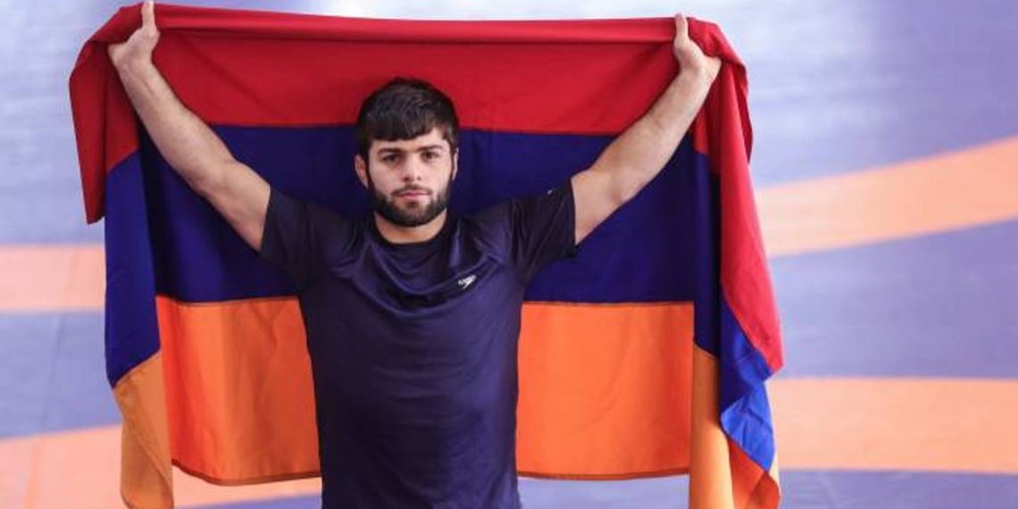 Борцы Арсен Арутюнян и Вазген Теванян начинают борьбу на ЧМ