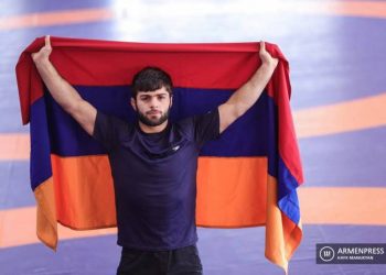 Борцы Арсен Арутюнян и Вазген Теванян начинают борьбу на ЧМ