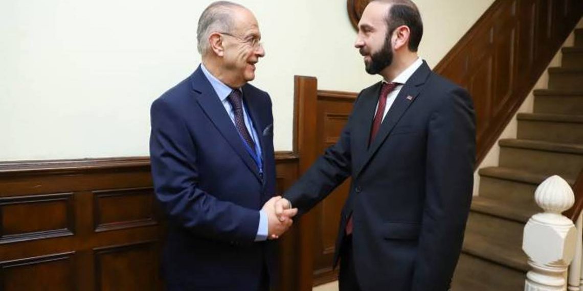 Главы МИД Армении и Кипра обсудили вопросы расширения сотрудничества в рамках трехстороннего формата с Грецией