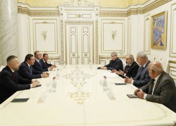 Премьер-министр Армении встретился с руководителями внепарламентских политических сил