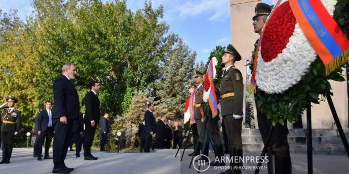 Никол Пашинян и представители высшего руководства Армении посетили военный пантеон Ераблур