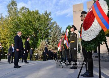 Никол Пашинян и представители высшего руководства Армении посетили военный пантеон Ераблур