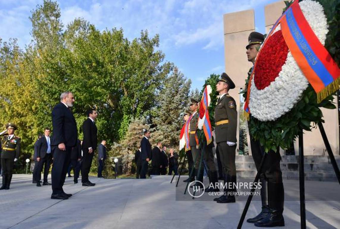 Никол Пашинян и представители высшего руководства Армении посетили военный пантеон Ераблур