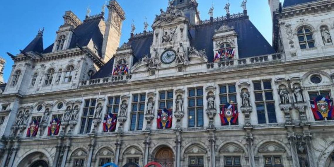 Армянский триколор над Парижем