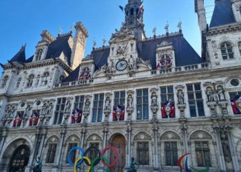 Армянский триколор над Парижем