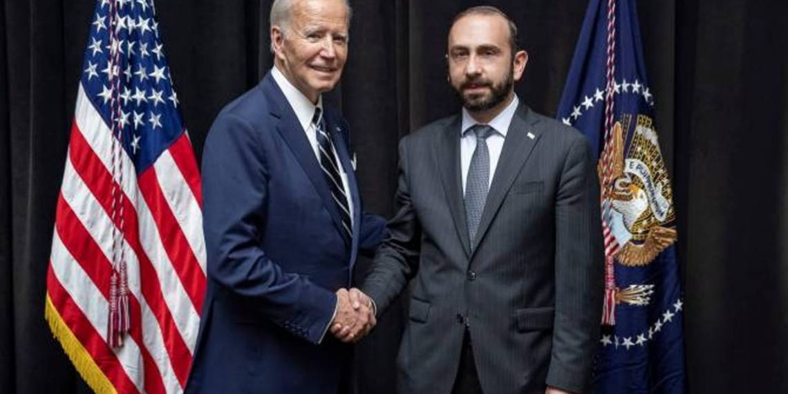 Глава МИД Армении провел краткую беседу с президентом США