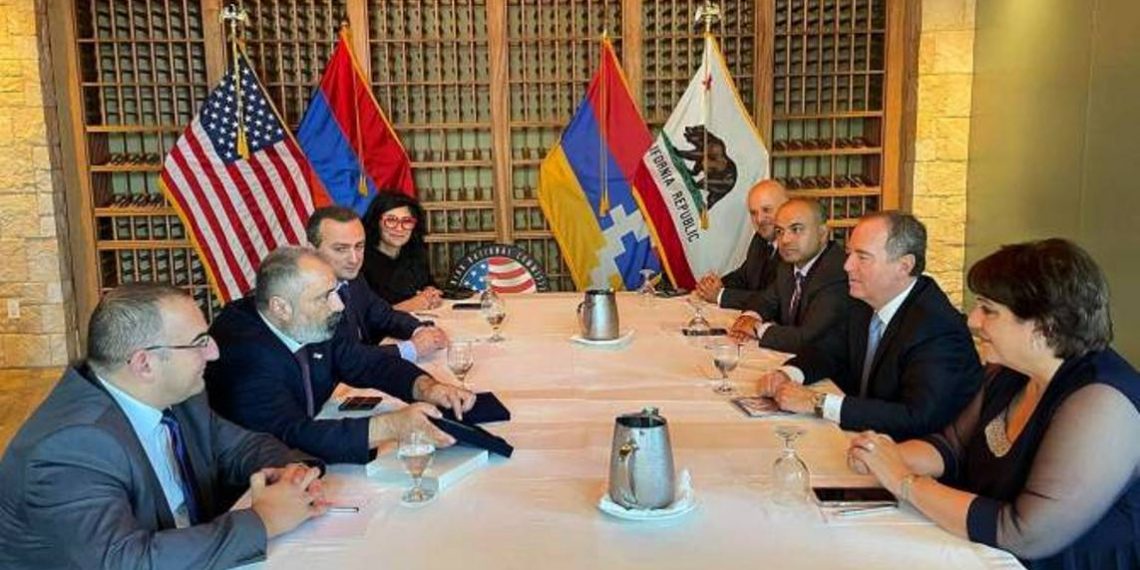 Министр ИД Республики Арцах встретился с конгрессменом США Адамом Шиффом