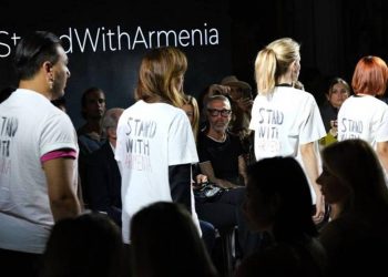 На Неделе моды в Милане армянские модельеры прошлись в футболках с надписью «Stand with Armenia»