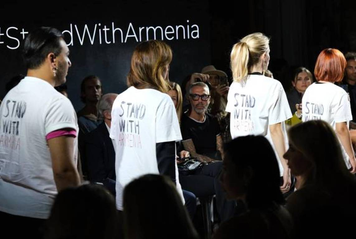 В футболках с надписью «Stand with Armenia»