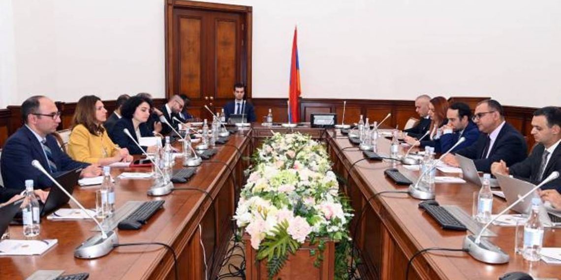 Министр финансов Армении с армянской миссией Международного валютного фонда обсудил вопросы, представляющие взаимный интерес