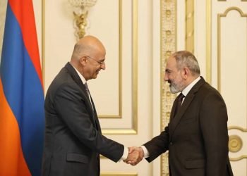 Премьер-министр Пашинян принял делегацию во главе с министром иностранных дел Греции