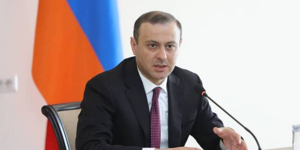 Секретарь Совбеза Армении сообщил подробности о встрече с помощником президента Азербайджана