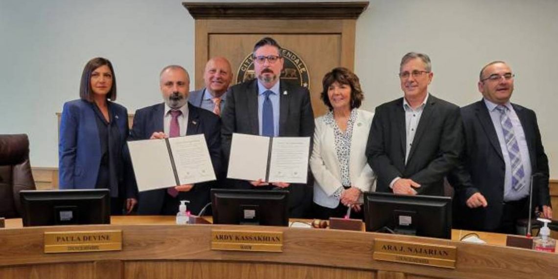 Глава МИД Арцаха участвовал в церемонии подписания Декларации о дружбе между городами Мартуни и Глендейл