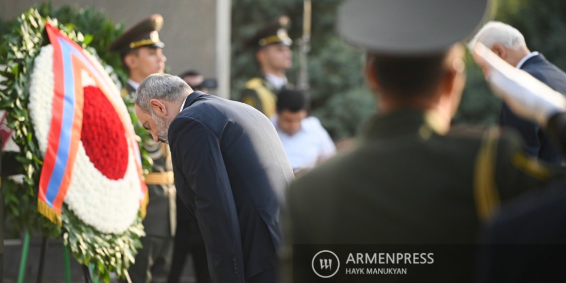 Никол Пашинян и представители высшего руководства Армении посетили военный пантеон Ераблур
