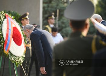 Никол Пашинян и представители высшего руководства Армении посетили военный пантеон Ераблур