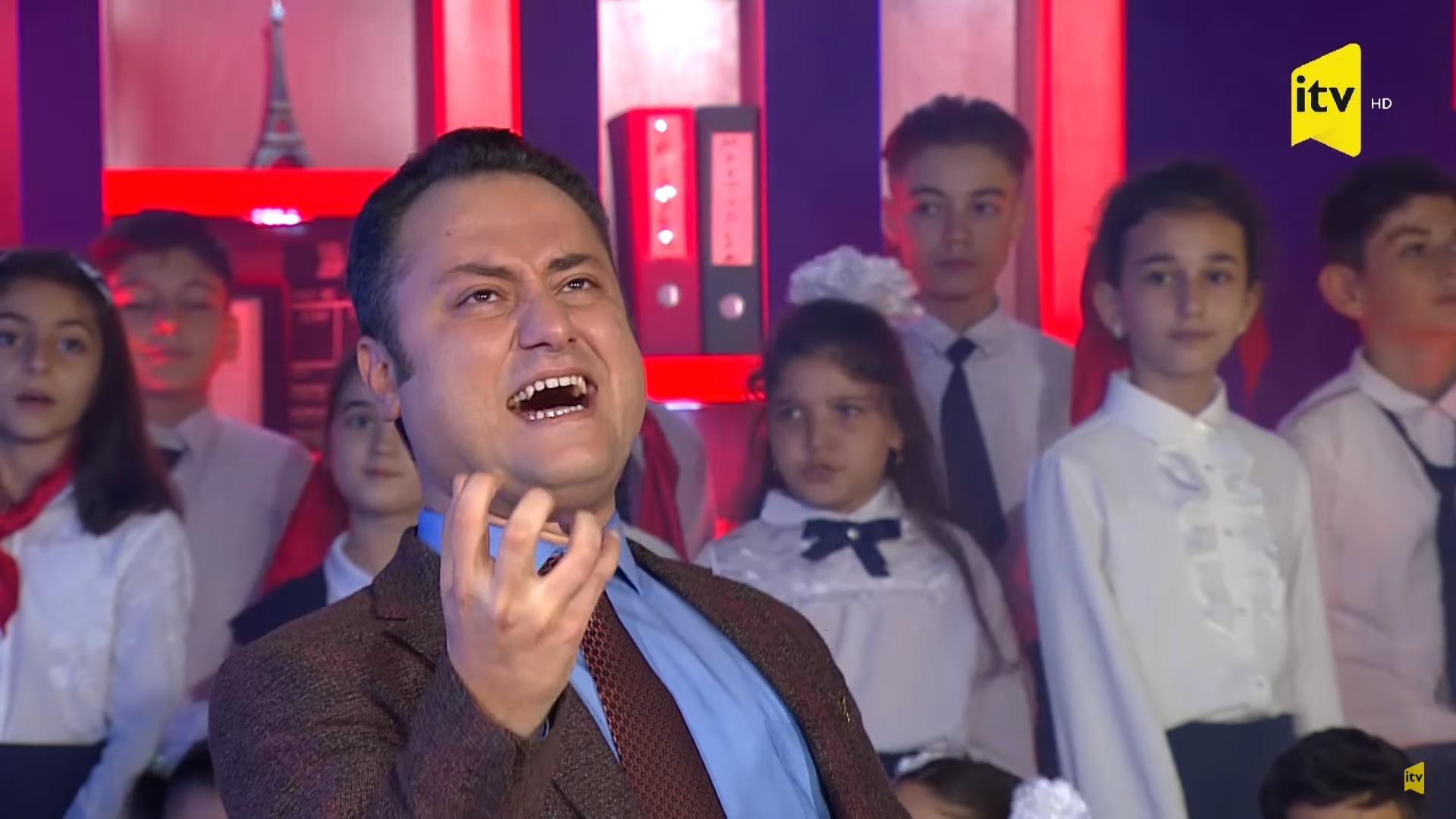 Общественное телевидение Азербайджана использовало детских хор, чтобы оскорбить Макрона