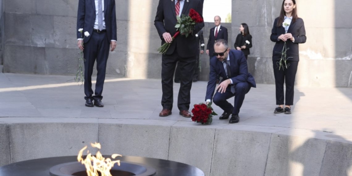 Делегация Палаты представителей Конгресса США посетила Мемориальный комплекс в Цицернакаберде