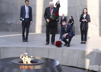 Делегация Палаты представителей Конгресса США посетила Мемориальный комплекс в Цицернакаберде