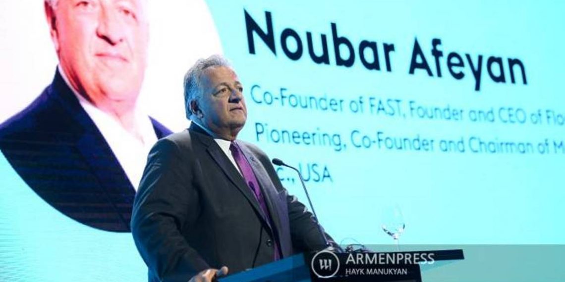 Системы ИИ станут частью человеческой семьи или так и останутся «бездушными существами»: важнейшие темы GIF22