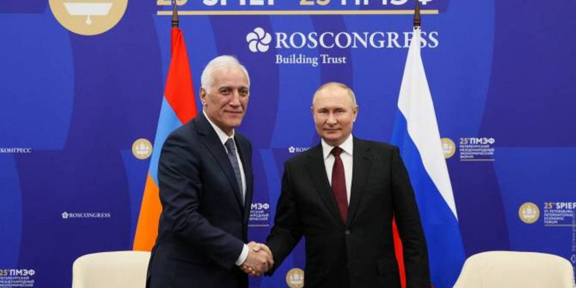 Президент Армении поздравил Владимира Путина с 70-летием