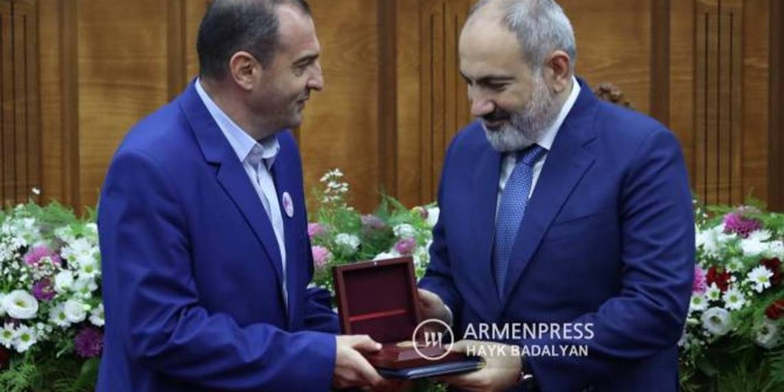 Премьер-министр Армении вручил государственные награды группе врачей НОЦ