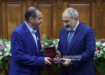 Премьер-министр Армении вручил государственные награды группе врачей НОЦ